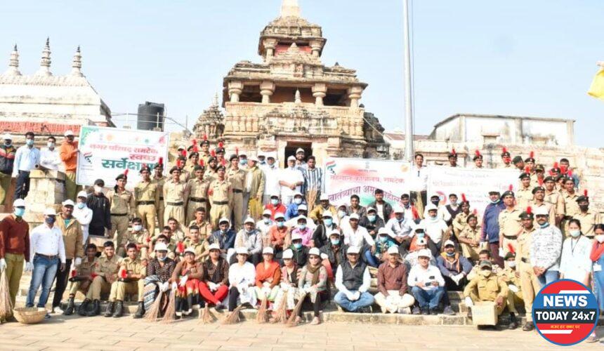 गड मंदिर येथे स्वच्छतेच्या सुवर्णमहोत्सव उपक्रमाअंतर्गत तहसील नगर परिषद व विविध संस्थांकडून  स्वच्छता अभियान…