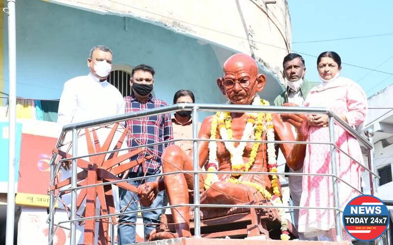 राष्ट्रपिता महात्मा गांधी पुण्यतिथीनिमित्त मनपातर्फे अभिवादन