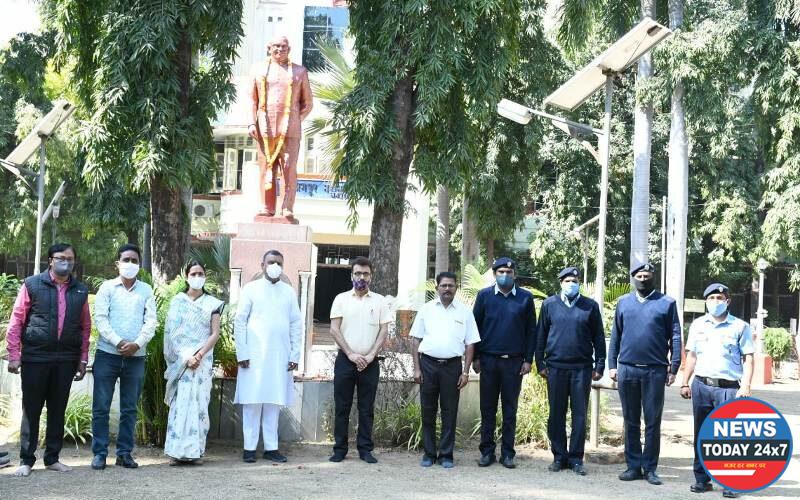 बॅरि. शेषराव वानखेडे पुण्यतिथी निमित्त मनपातर्फे विनम्र अभिवादन