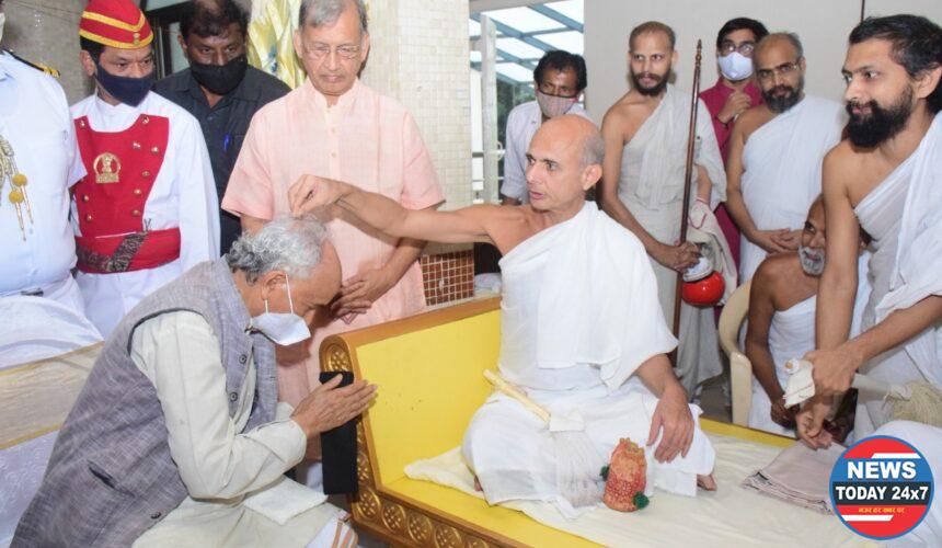 Governor visits century old Adinath Jain Temple at Malabar Hill