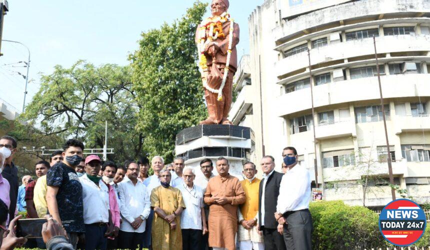 स्वातंत्र्यवीर सावरकर यांच्या पुण्यतिथीनिमित्त मनपातर्फे अभिवादन