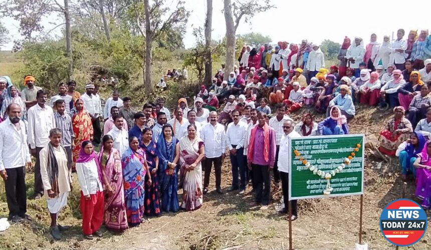 नगरधन येथे महाराष्ट्र राज्य ग्राम रोजगार हमी योजना अंतर्गत नाला सरळीकरनाचा कामाचे भूमिपूजन