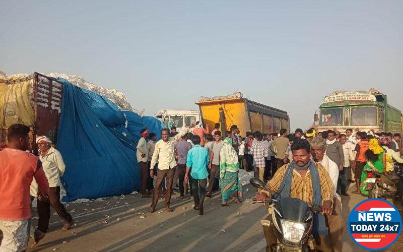 अनियंत्रित ट्रकने भरधाव येऊन कापसाचे गाडीला दिली जोरदार धडक