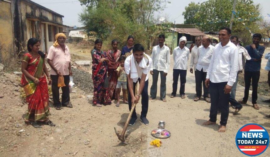 आवंढी गावात सिमेंट रस्ता बांधकामाचे भुमीपूजन