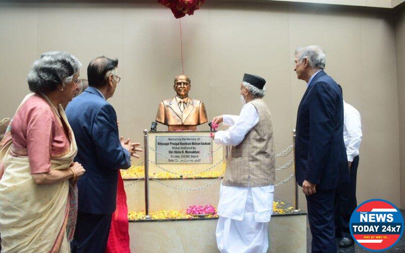 Governor Koshyari unveils the bust of educationist Principal K.M. Kundnani