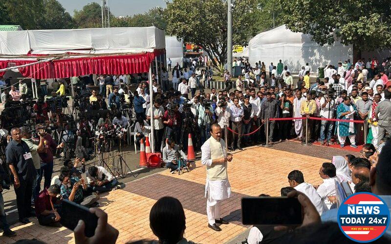 ‘प्रती सभागृह’ उभे करत महाविकास आघाडीचा सरकारवर हल्लाबोल;ठिय्या आंदोलन करत सरकारविरोधात जोरदार निदर्शने…