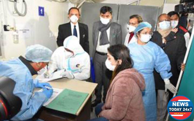 Union Health Minister Dr. Mansukh Mandaviya visits Safdarjung Hospital, reviews mock drill for ensuring readiness of hospital infrastructure for COVID19 management