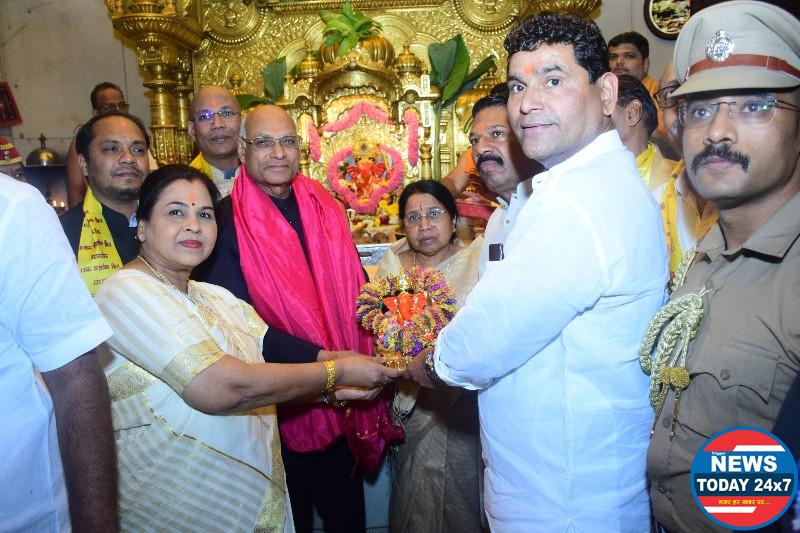 Governor Bais visits Siddhivinayak Temple