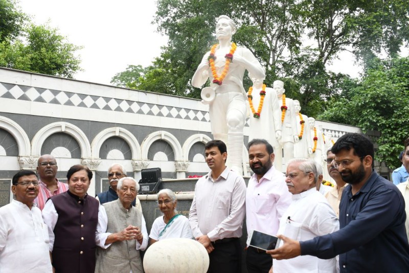 9 ऑगस्ट क्रांती शहीद दिना निमित्त नागपूर महानगरपालिकेद्वारा हुतात्मा स्मारकास पुष्प्‍चक्र अर्पण