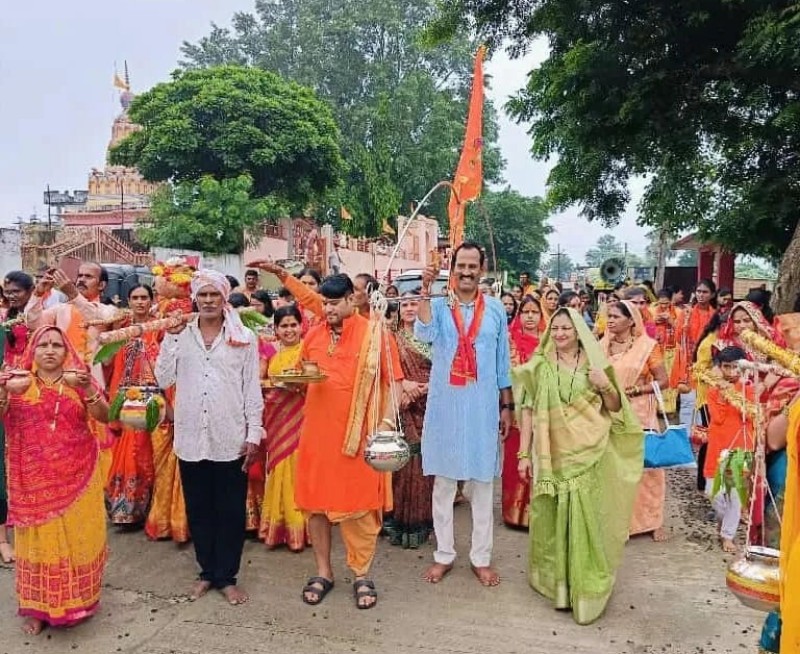 जुनी कामठी शिव मंदिरात कावड यात्रे यांनी श्रावण मासाची  सुरुवात कावड यात्रेचे ठिकठिकाणी स्वागत व प्रसादाचे वितरण