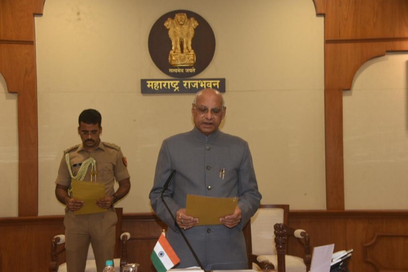 Maharashtra Governor gives Panch Pran Pledge to Raj Bhavan staff, officers