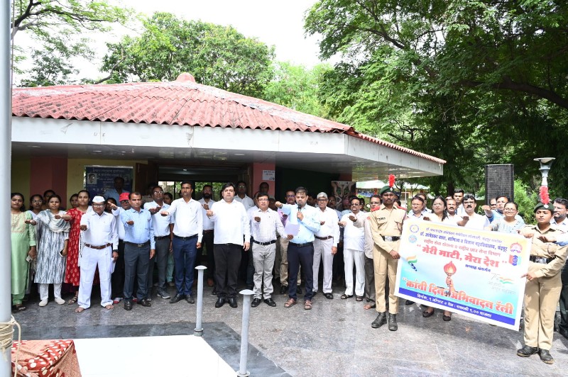 चंद्रपूर महानगरपालिकेतर्फे ” माझी माती माझा देश ” अभियानाची सुरवात क्रांती दिनानिमित्त हुतात्म्यांना करण्यात आले वंदन