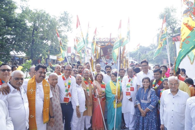 ‘जय बाबे री’ के जयघोष से गूंजा ध्वजा यात्रा मार्ग, धूमधाम से निकली रामदेव बाबा की ध्वजायात्रा