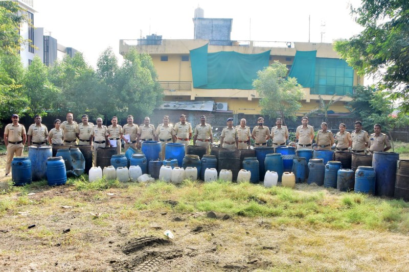 गोंडखैरी पारधी बेडा येथील अवैध्य दारू भट्टीवर छापे एकूण ११,७५,८८८/- रुपयाचा मुद्देमाल जप्त