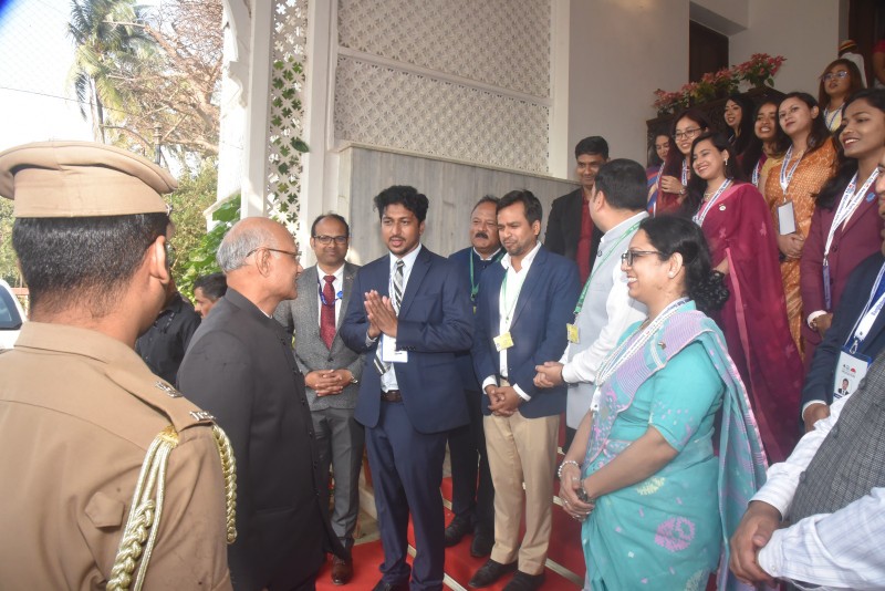 100 – member Bangladesh Youth Delegation meets Maharashtra Governor