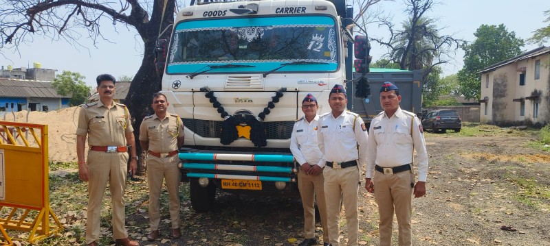 अवैध रेतीची चोरटी वाहतुक करणाऱ्या आरोपीतांविरूद्ध गुन्हा नोंद वाहनासह एकूण ३५,२४,०००/- रूपयाचा मुद्देमाल जप्त