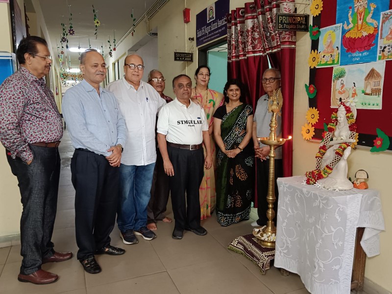 कोल इंडिया रिटायर्ड ऑफ़िसर्स द्वारा हडस हायर सेकेंडरी स्कूल रामदासपेठ को सेनेटरी नैपकिन मशीन की भेट