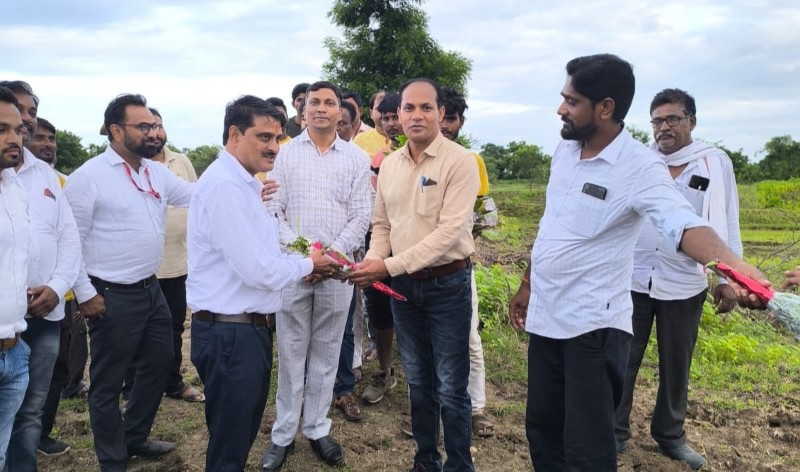 गायरान जमिनीवर कुरण विकासातून पशुपालनास चालना मिळेल – अँड.निलेश हेलोंडे पाटील