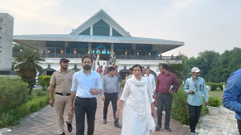 ड्रॅगन पॅलेस येथे जिल्हाधिकारी डॉ विपीन इटनकर यांनी घेतली आढावा बैठक