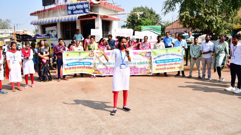 बालदिनाला पथनाट्यातून मतदान व बाल हक्क बाबत जनजागृती